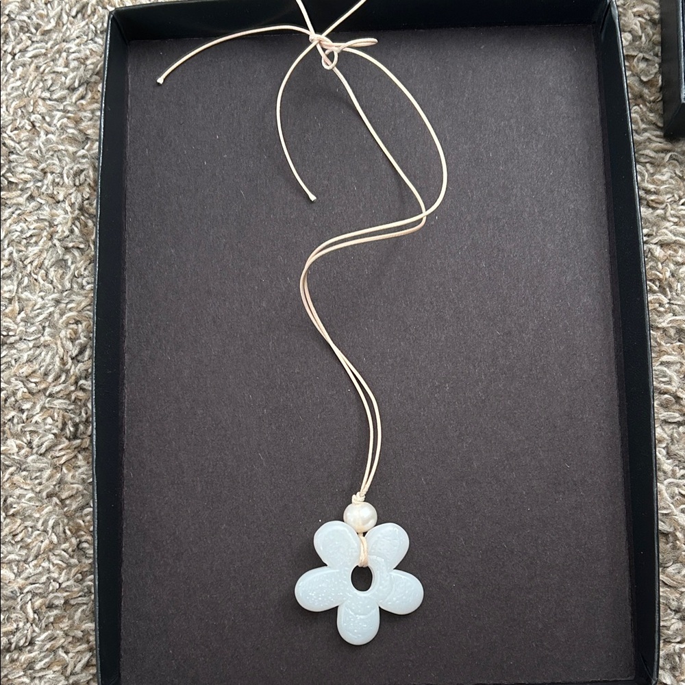 Elegant White Flower Pendant Necklace